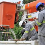 Funcionários da Neoenergia durante manutenção da rede