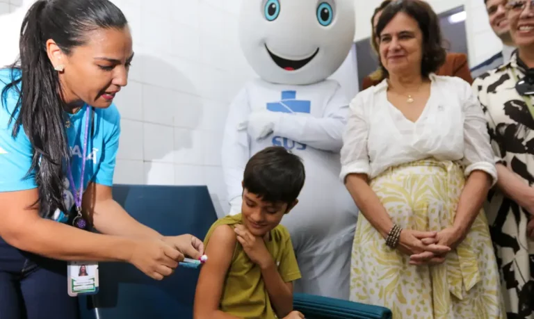 Vacinação de criança contra a dengue