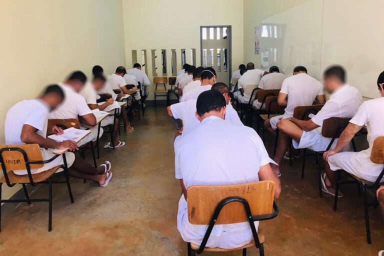 detentos estudando, presos
