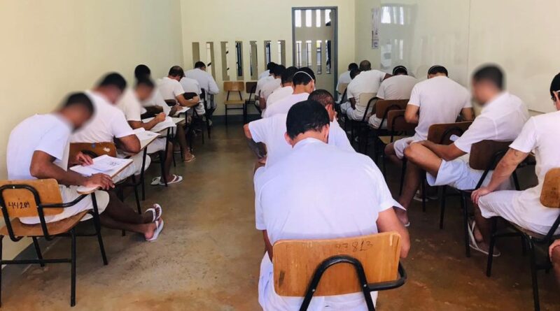 detentos estudando, presos