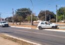 Carro bate e derruba semáforo na Avenida Independência