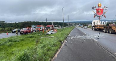 Carro derruba poste em acidente na altura do DVO