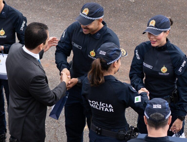 Policiais homenageados