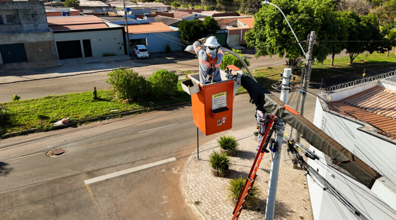 Serão quase 1,5 mil novas luminárias instaladas na região pelas equipes da companhia | Foto: Gilberto Alves/CEB IPes