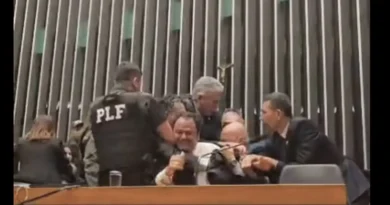 Deputado sendo retirado a força do plenário