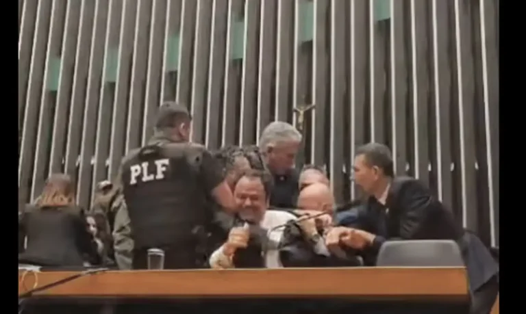 Deputado sendo retirado a força do plenário