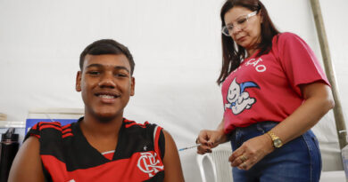 Adolescente sendo vacinado