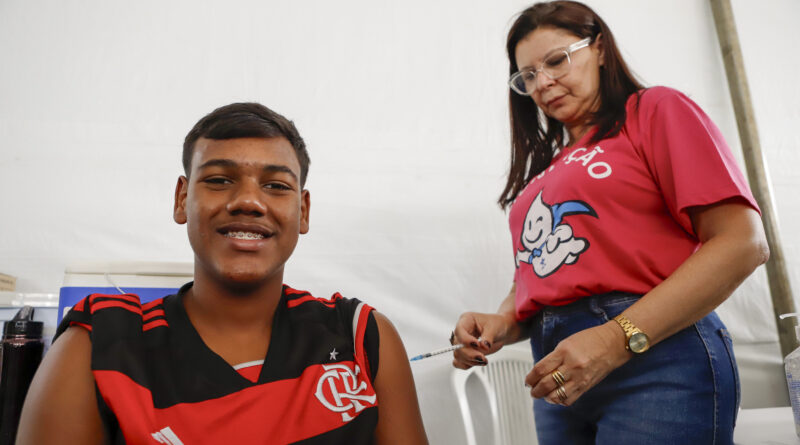 Adolescente sendo vacinado