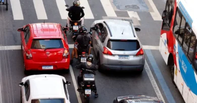 trânsito motos e carros