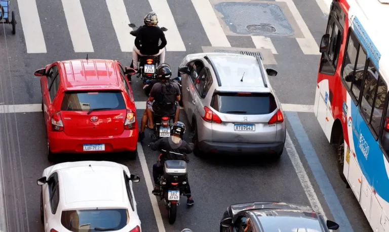 trânsito motos e carros