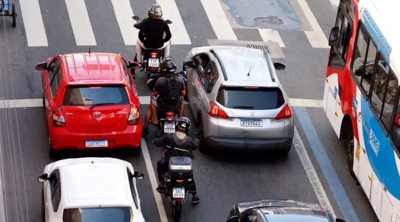 trânsito motos e carros