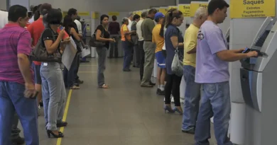 Pessoas em Banco, caixa