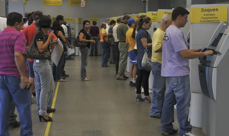Pessoas em Banco, caixa