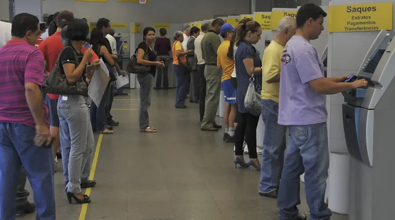 Pessoas em Banco, caixa