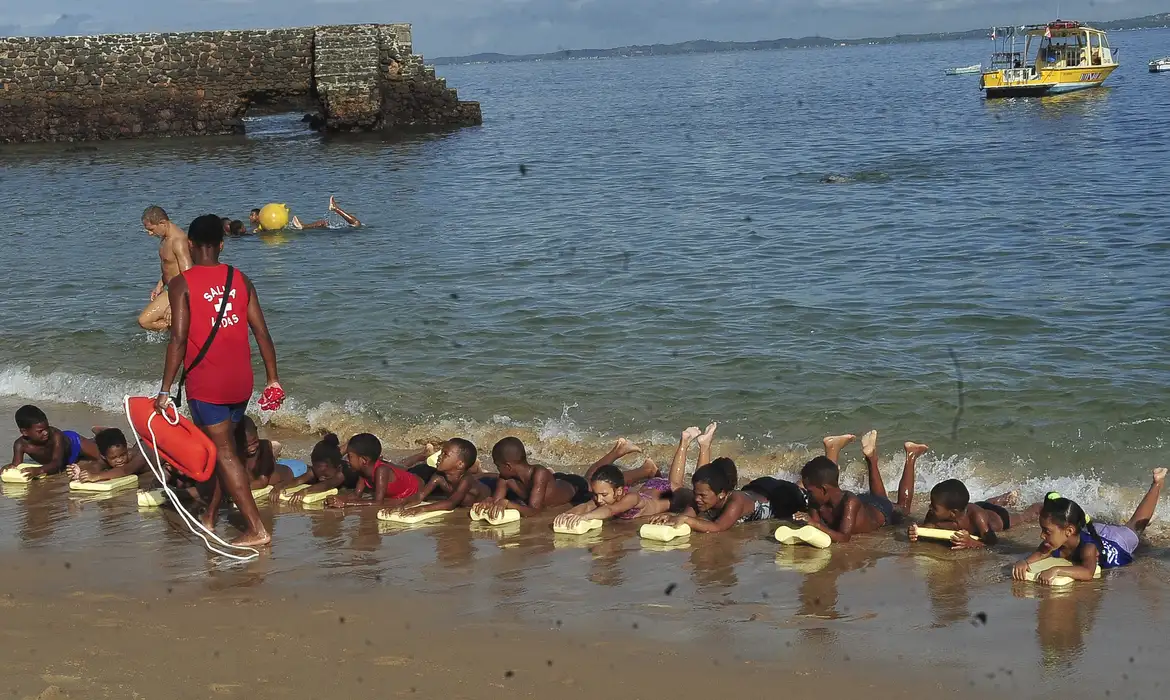 Bombeiro a beira mar