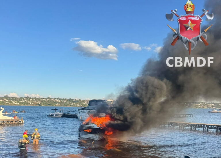Lancha pega fogo no Lago Paranoá