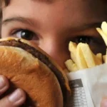 criança com fast food